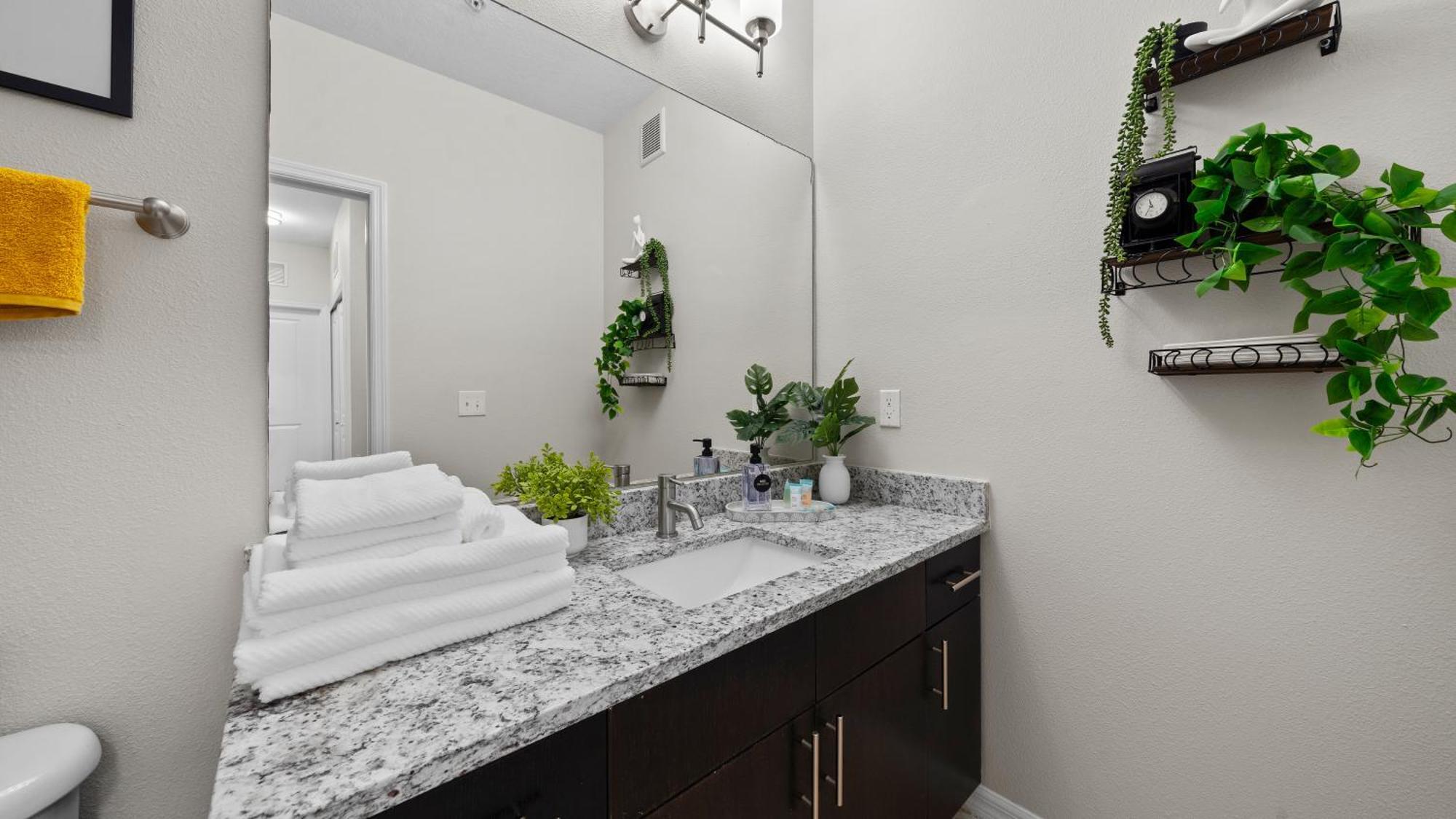Urban 2br2ba Gem-near Airport