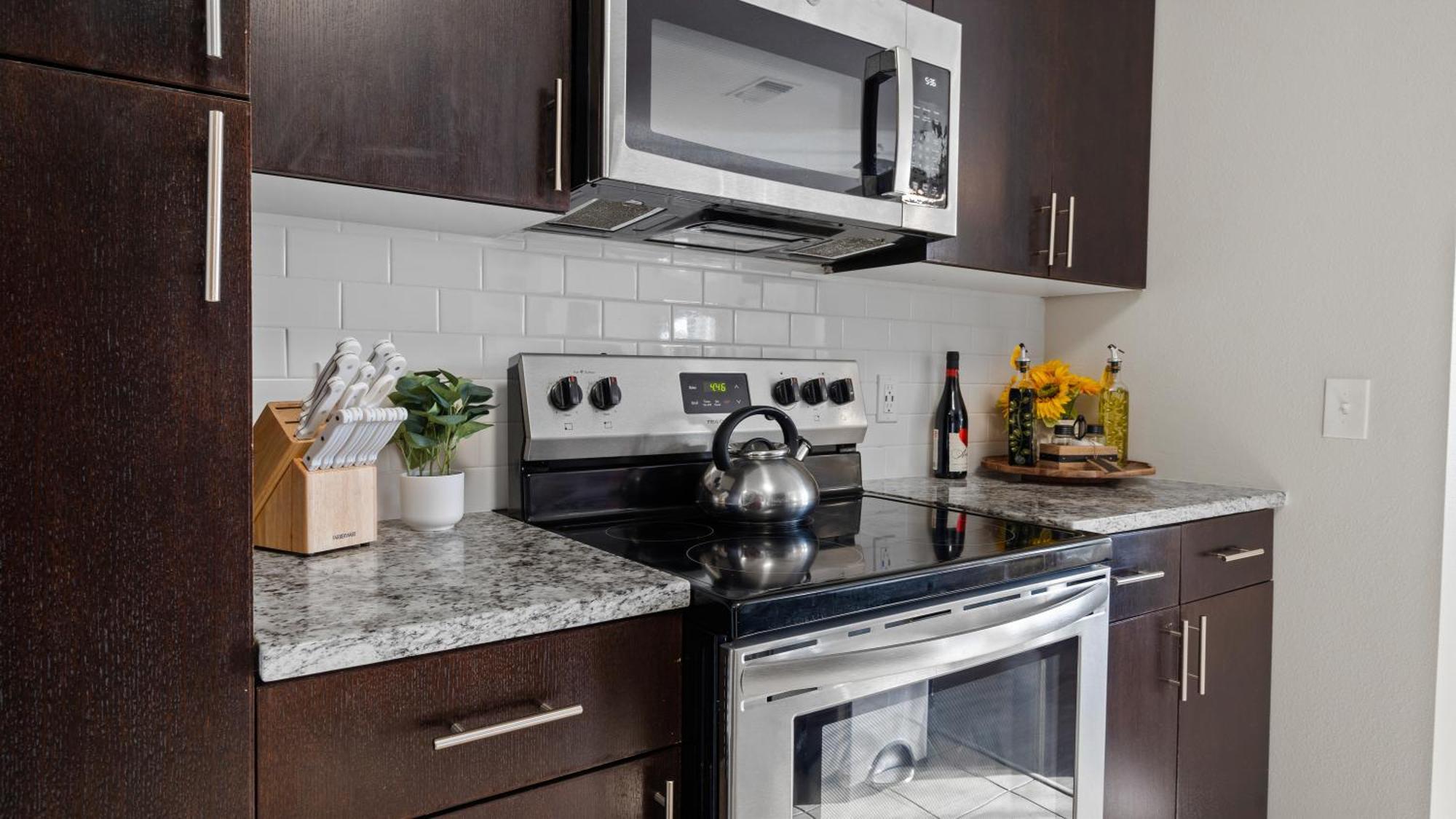 Urban 2br2ba Gem-near Airport Apartment